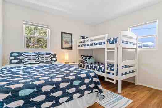 标准双人床和双层床