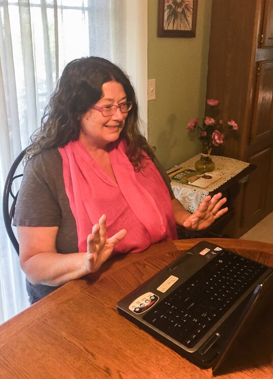 Show full-screen, host-provided image