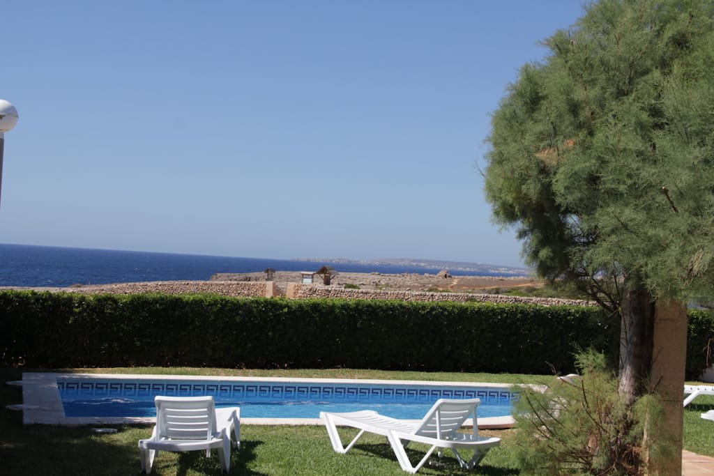 Parcela privada con piscina y vistas al mar