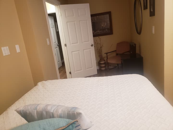 غرفة نوم الطابق الرئيسي 2 منطقة جلوس.