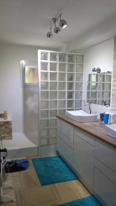 Votre salle de bain privative, en face de la chambre. Des WC séparés sont à côté.