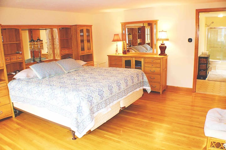 Cama tamaño king en uno de los dormitorios 