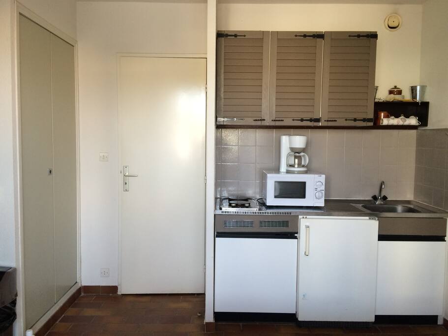 kitchenette et placard avec penderie