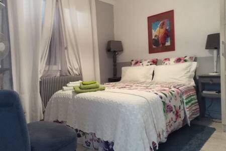 Maison idéalement située face à la Cité.