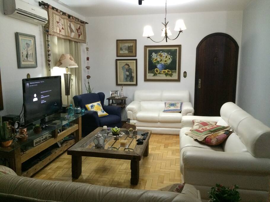 Sala com jogos de play 3 e 4