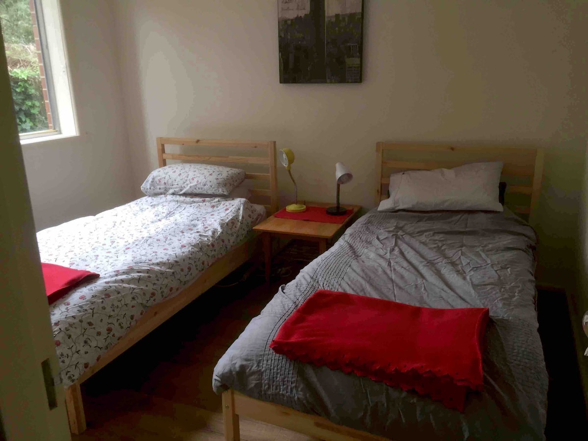 El segundo dormitorio tiene dos camas individuales y un armario grande.