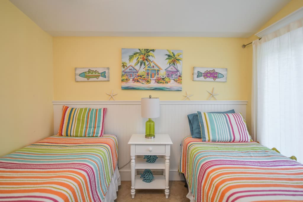 Guest bedroom with 2 twin beds