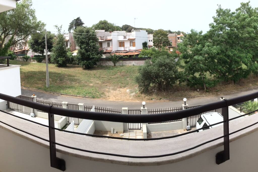 vista su ingresso indipendente con cancello automatico e parcheggio privato
