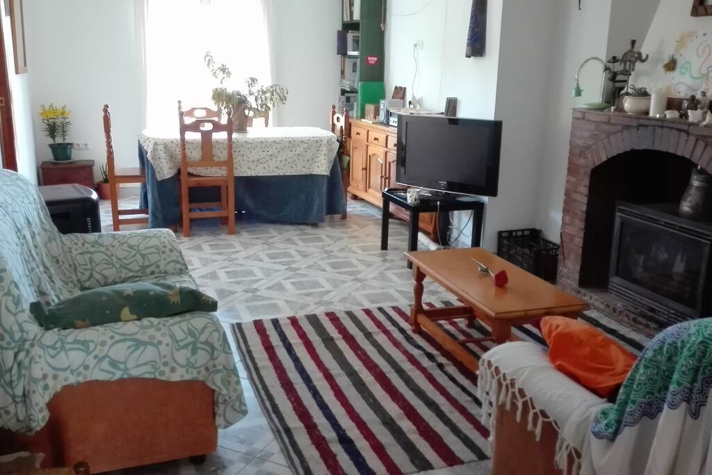 Salón amplio con chimenea, también muy luminoso.