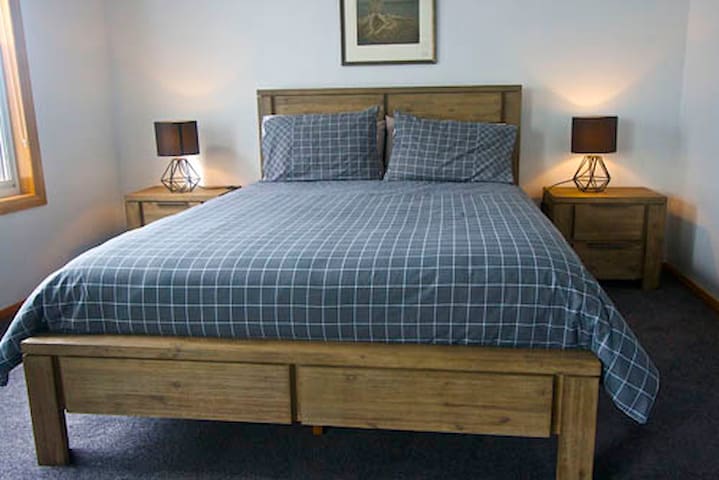 Penguin Beachfront Apartments – 2brm Seaview Apt