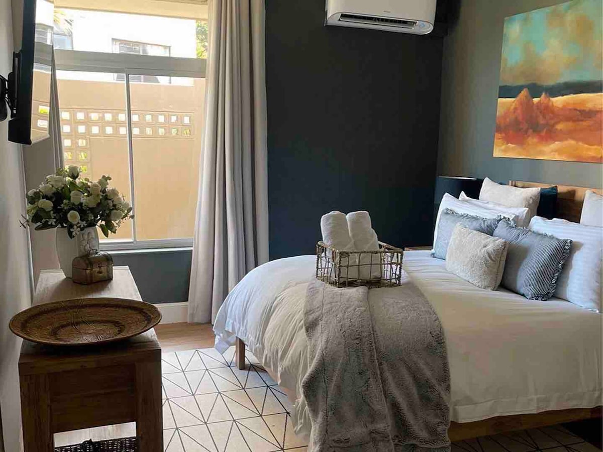 Луксозна красиво оформена основна спалня, оборудвана с климатик, телевизор, двойно легло, дрешник и самостоятелна баня