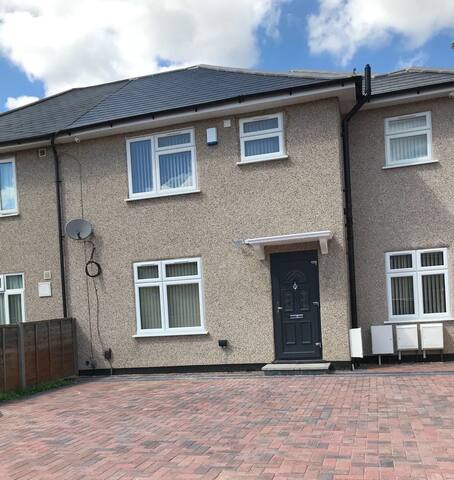 Flight house 3 parking spaces by Heathrow for 17 gallery image 2