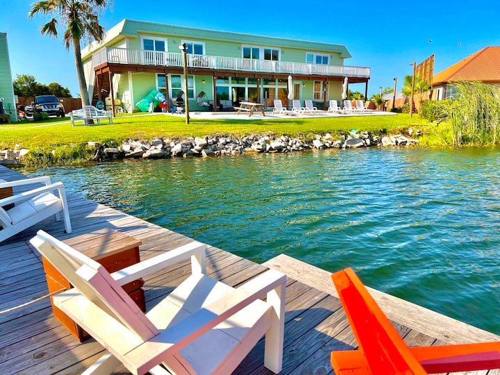 10Br 11Bath Lakefront 2pools Reunions, 25 guests Houses for Rent in