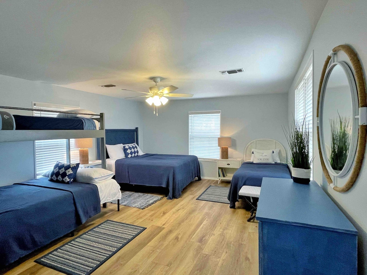 Habitación con literas: cama tamaño queen, cama tamaño queen y cama individual sobre litera completa