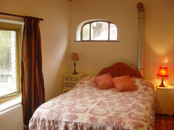 Double bedroom next to the bathroom and which overlooks the garden