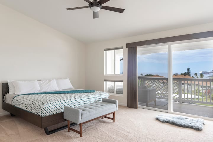 Chumba kikuu cha kulala kina kitanda cha ukubwa wa King na lanai ya kujitegemea yenye mandhari ya bahari