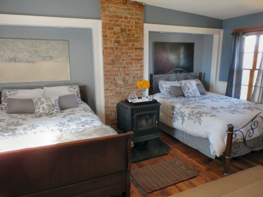 2 queen size beds with stone brick partition
