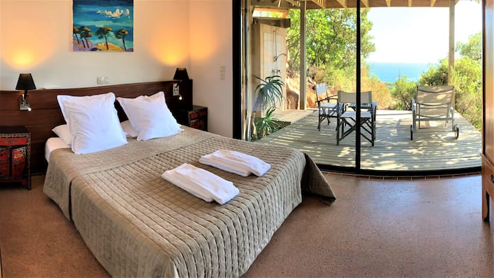 La chambre et terrasse de l'étage du bas.