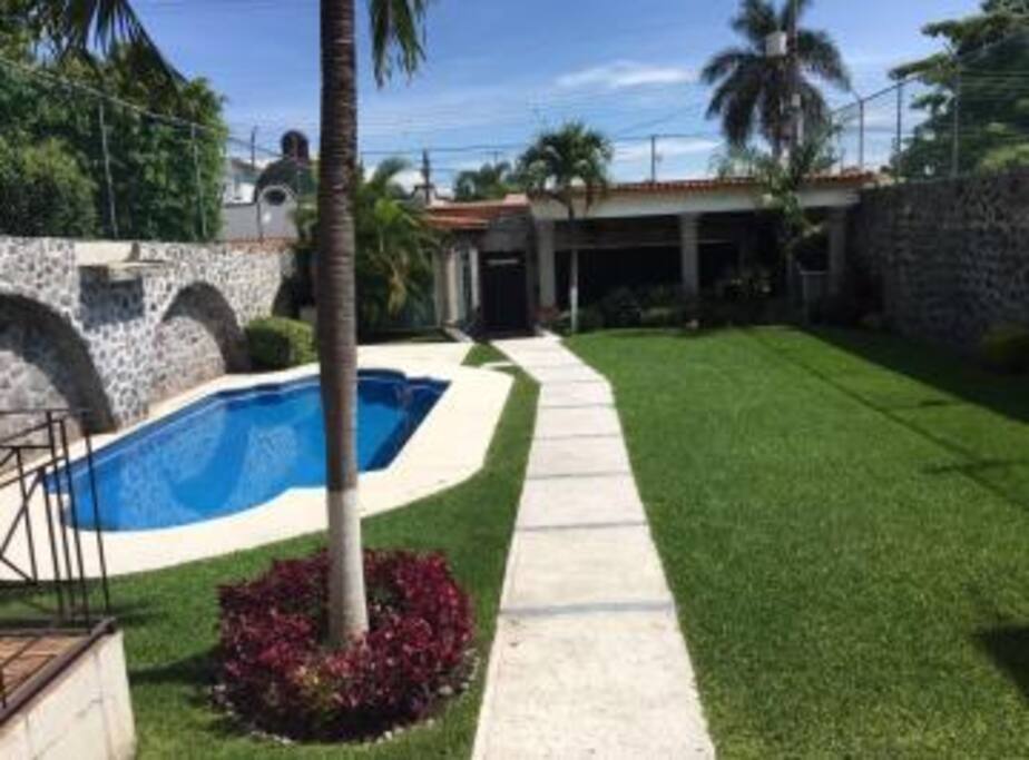 Alberca y Jardín