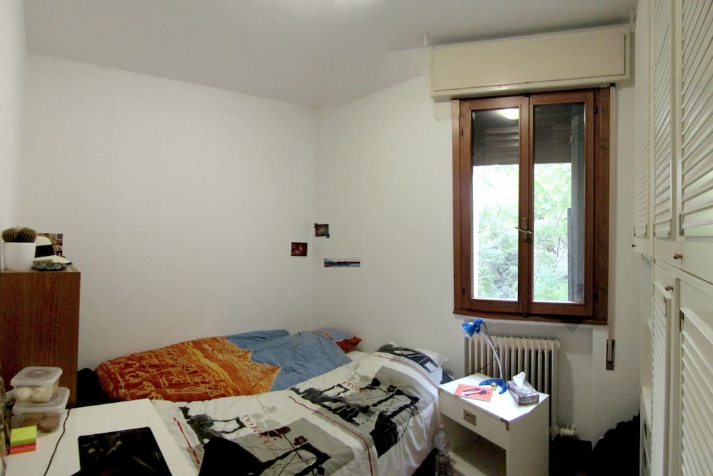 The room for one or two people / La camera