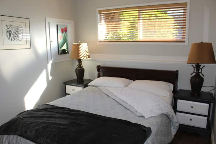 Letto matrimoniale con luce mattutina