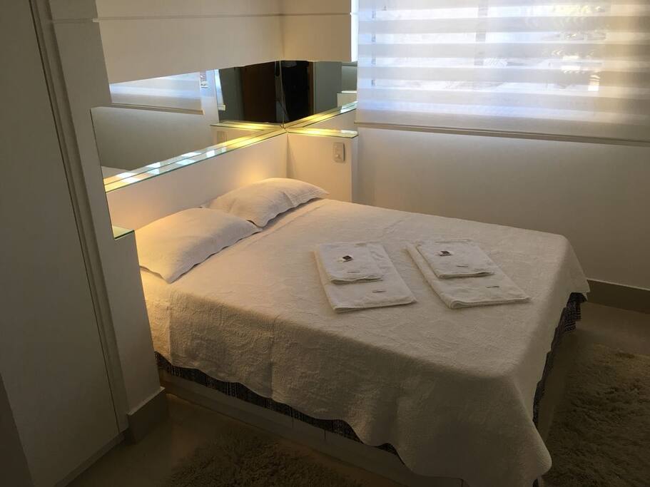 Quarto de casal, espelho grande para mulheres exigentes, mais armários.
