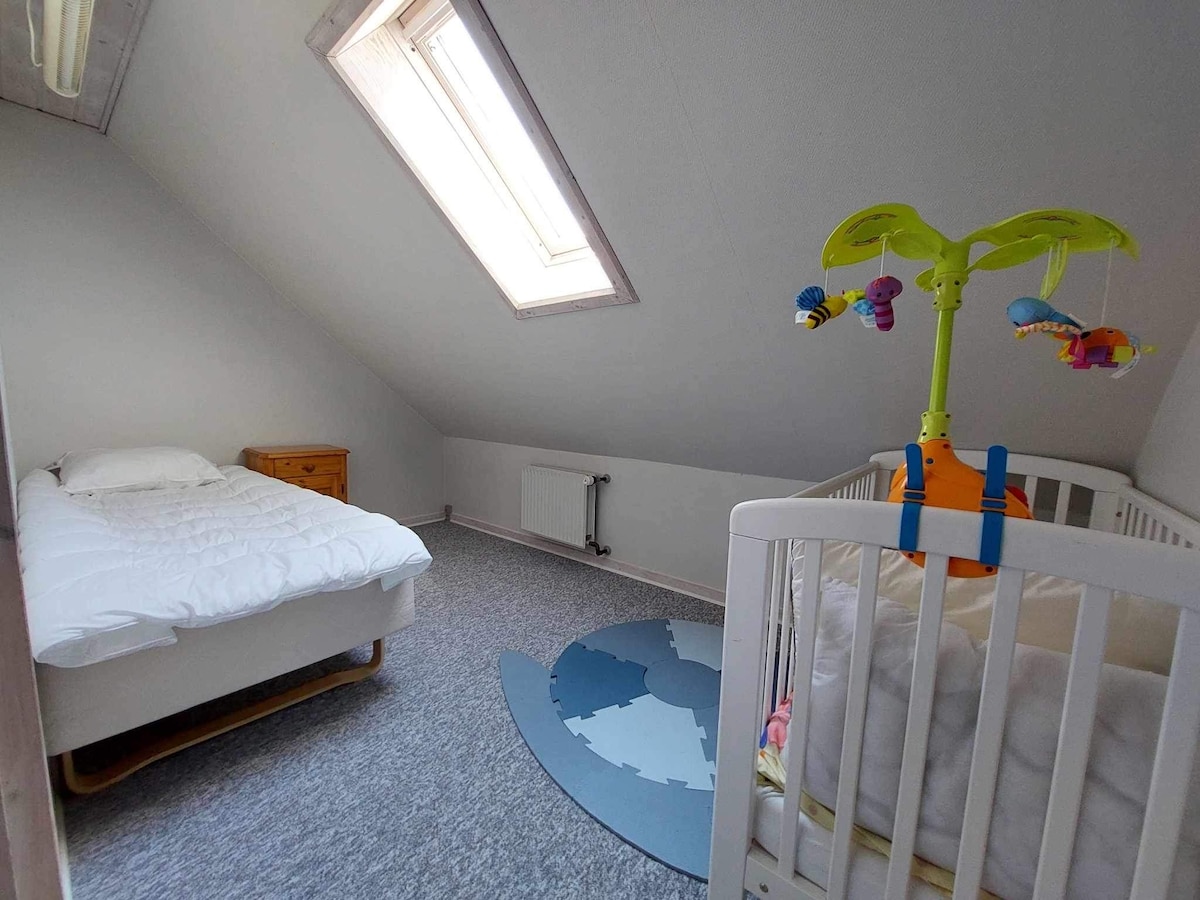 小巧舒适的卧室，适合儿童入住，透过天窗观赏星空。