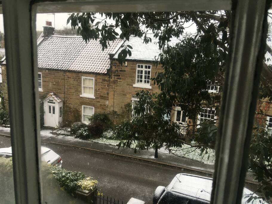 In the heart of the picturesque village, in walking distance of three excellent pubs/restaurants