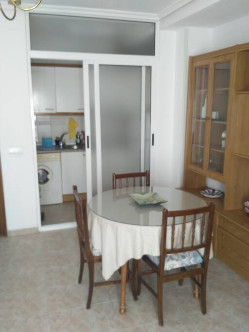 Otro ángulo del salón. Al fondo la cocina