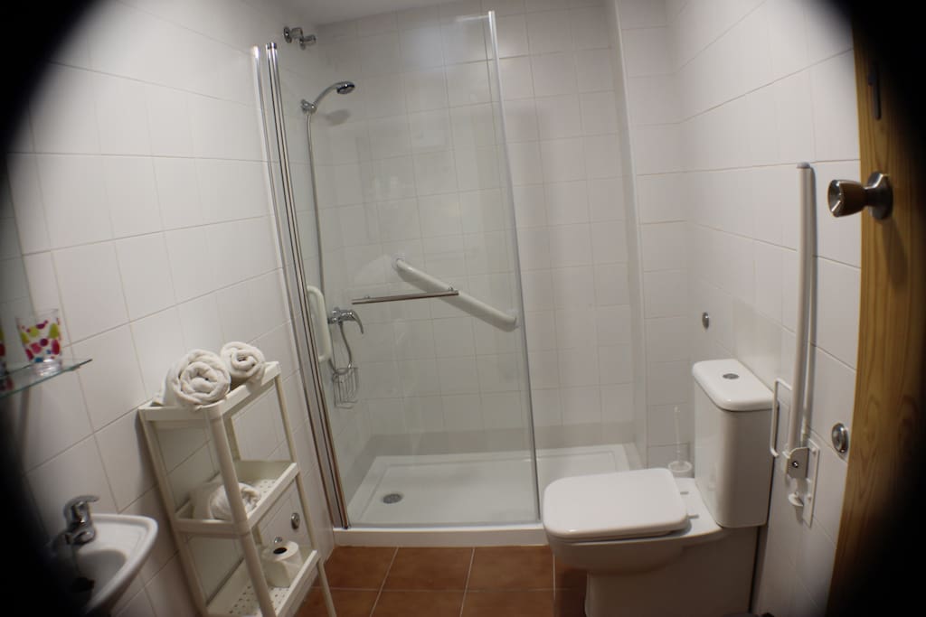 Baño completo habilitado para silla de ruedas