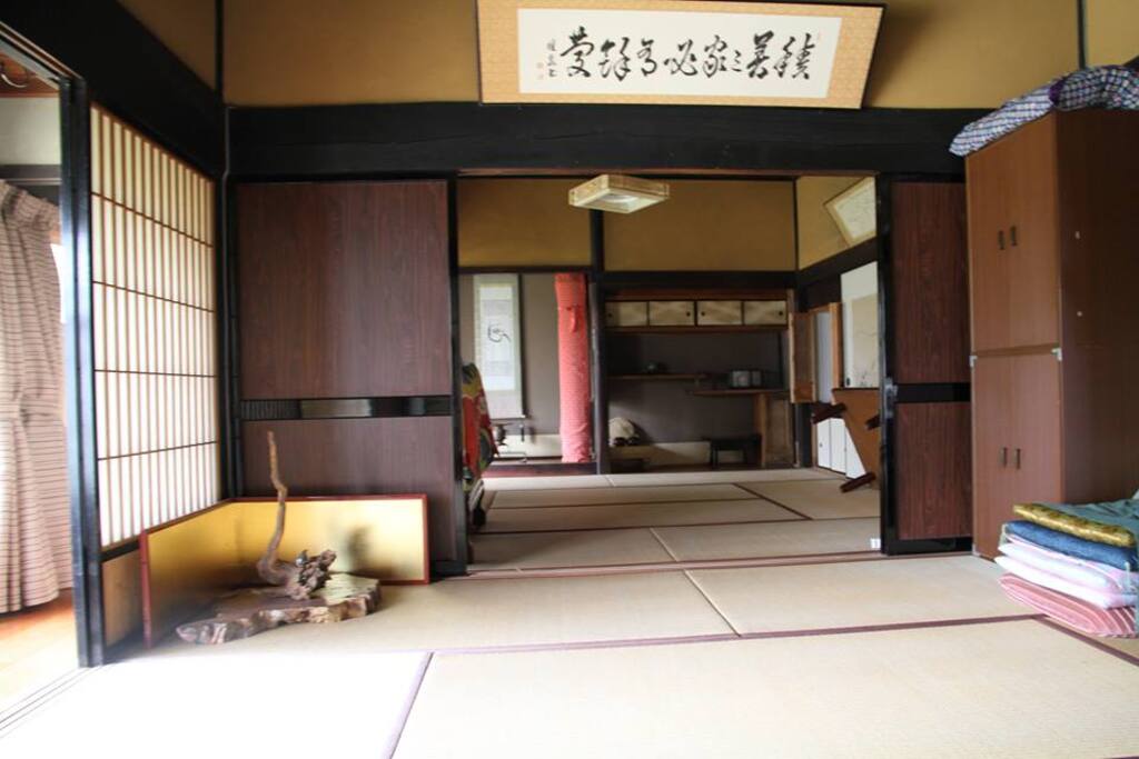 寝室は広めの八畳間2部屋。昔ながらの和室です