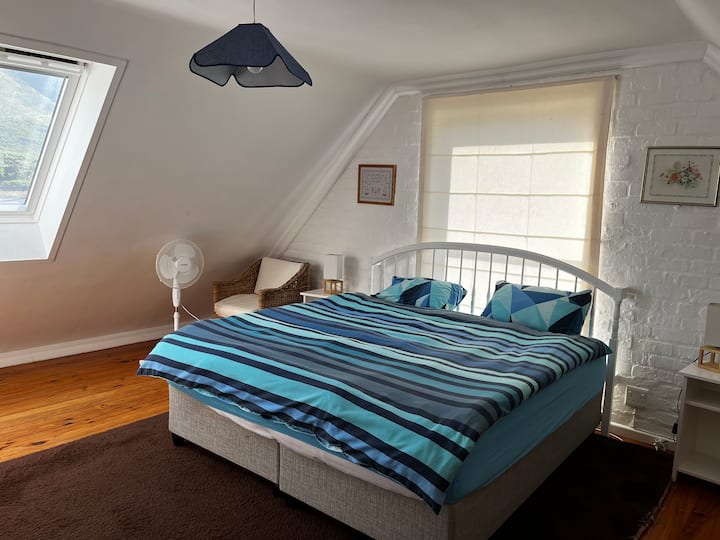 غرفة النوم في الطابق العلوي - سرير كينج 