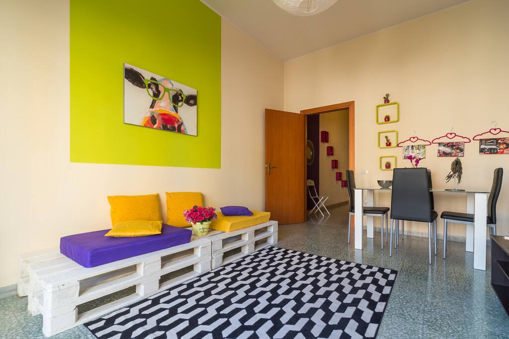 Zona living con pallets tavolo e sedie