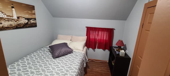 מיטת קווין סייז. כוללת את כל המצעים הבסיסיים.  יש גם מזרן אוויר אם יש צורך במקומות לינה נוספים.