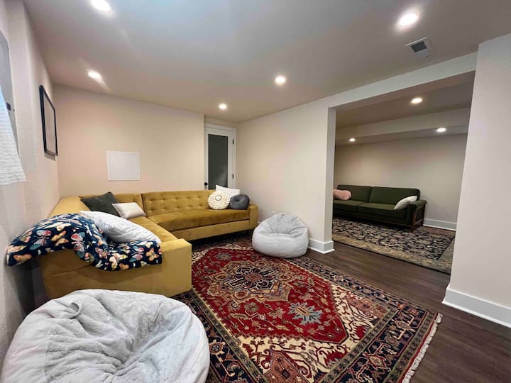 Бърлогата в мазето е чудесно място за събиране на филми или друго уютно място, където да се отпуснете с хубава книга.