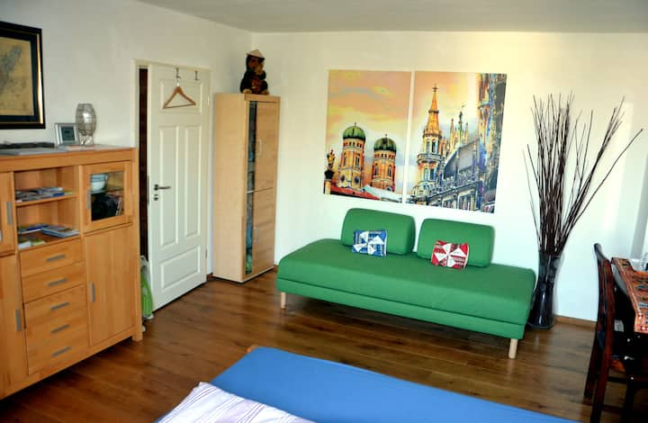 Big Bright Room Near S-Bahn (Train) 20 m²