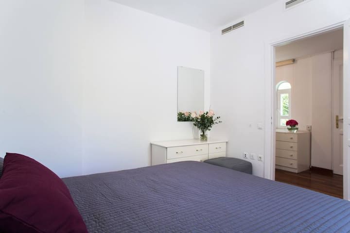 Camera grigia (letto queen-size)