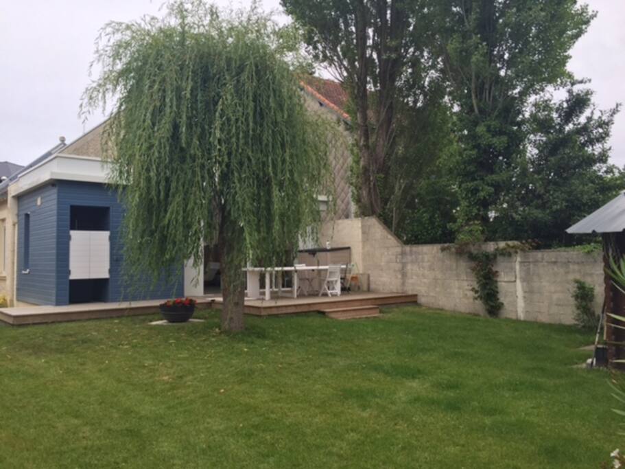 Douche extérieure et terrasse donnant sur le jardin