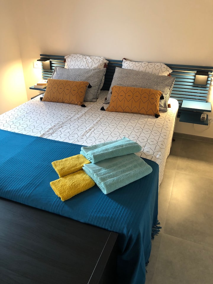 Votre lit confortable de 160 cm avec matelas à ressorts de poche