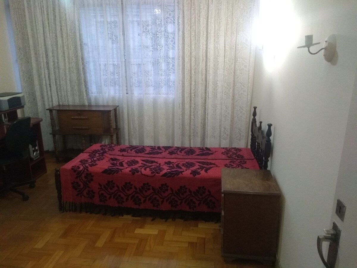 Izba 2 so samostatnou posteľou, môže ubytovať dve samostatné lôžka.