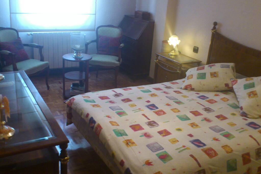 habitación muy amplia y luminosa