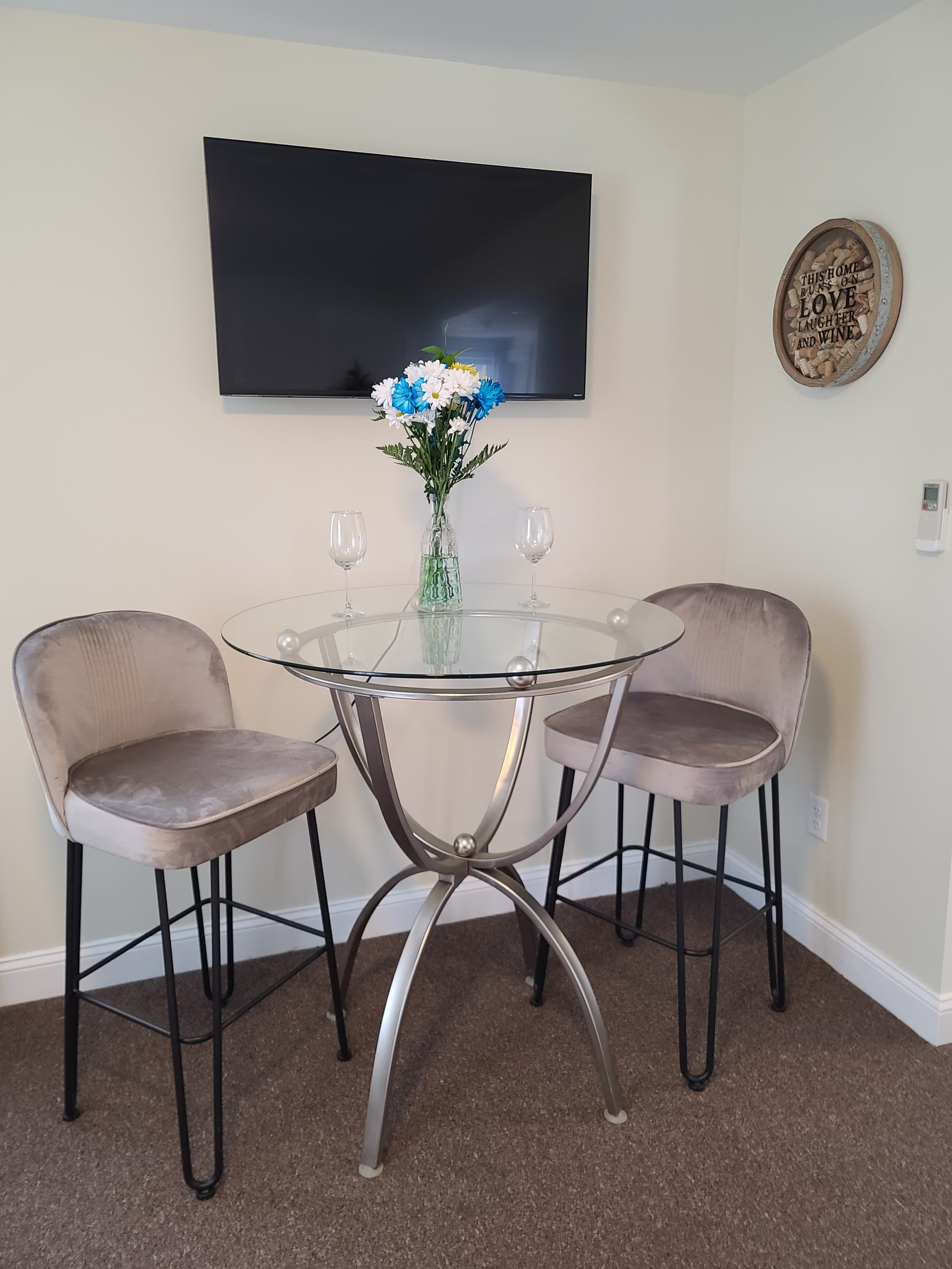 Clean, Comfy & Convenient. 1 Bedroom in Village Apartment by Metro North — photo 3