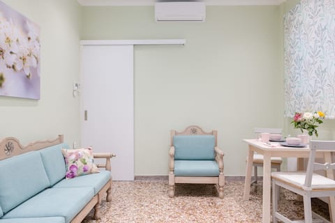 Popular Airbnb listing: Grandma's Chic & Bright Athenian home with a Patio in ΧΑΜΟΣΤΕΡΝΑ
