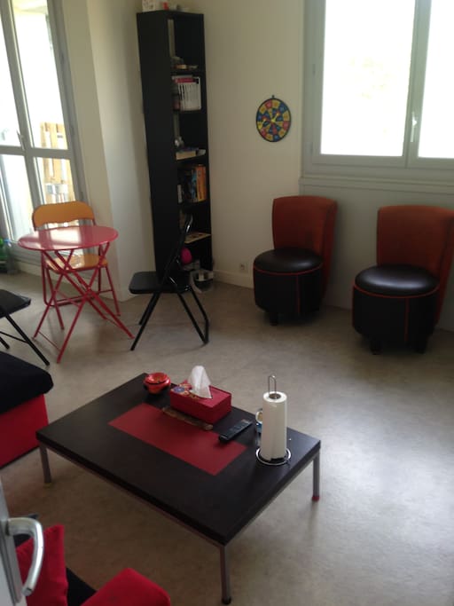 Salon avec petite table d'appoint pour manger et table basse