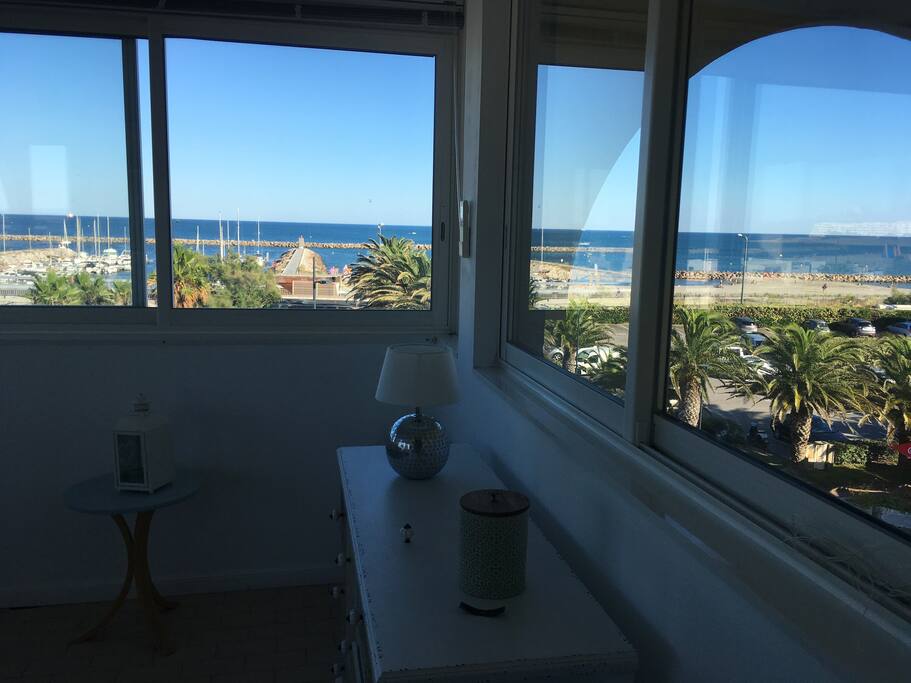 Le salon avec sa vue féerique et sa clim il est confortable et design
