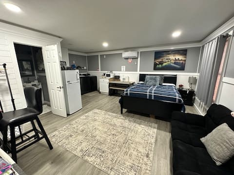 Pet friendly suite w washer/dryer min. IAH/HP.