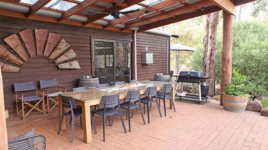 Rivendell Lodge located in a beautiful vineyard gallery image 4