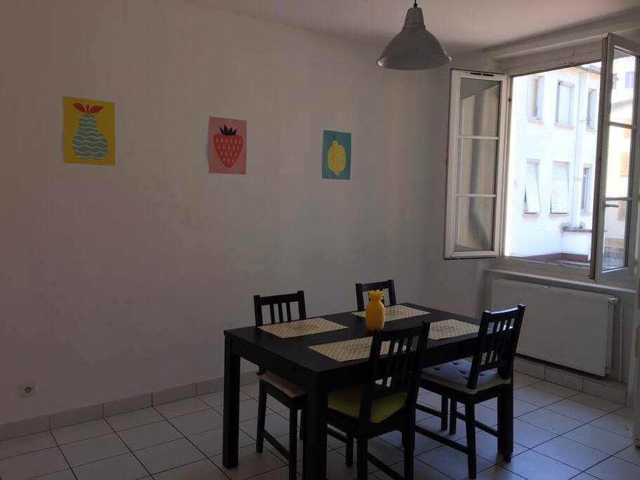 Salle à manger, et cuisine