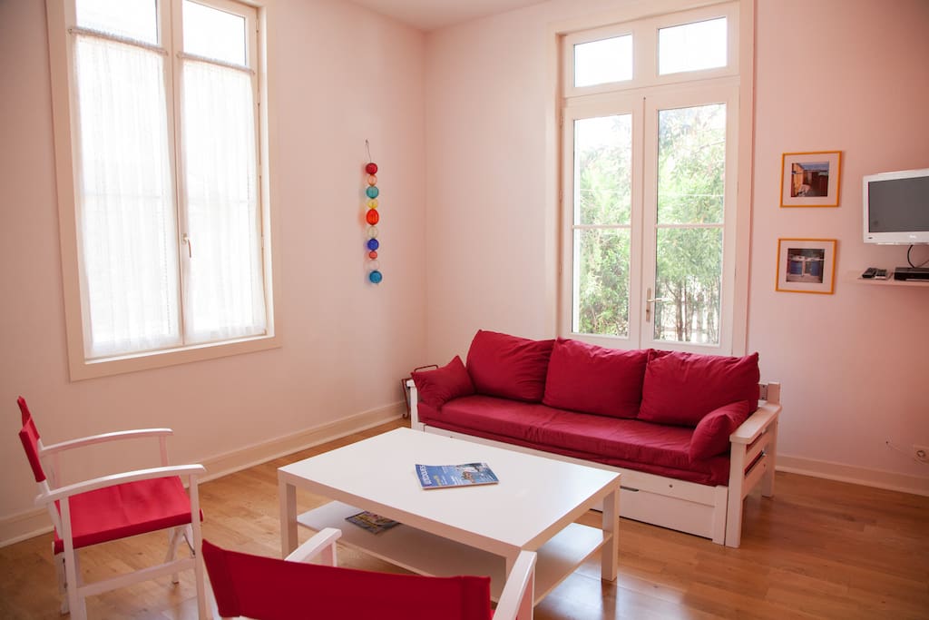 Salon la journée, grande chambre la nuit