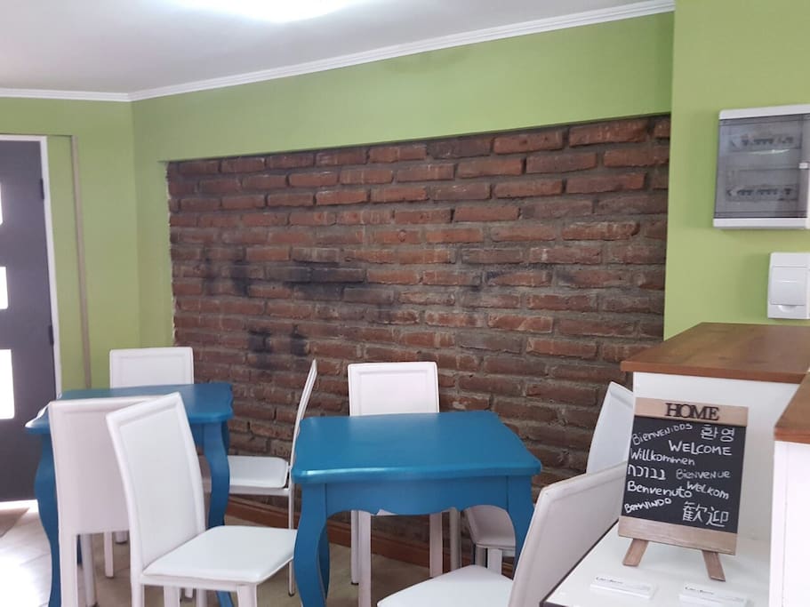 Desayuno gratis a partir de las 7 am hasta las 10 de la mañana.
Free breakfast starting at 7am until 10 am.
